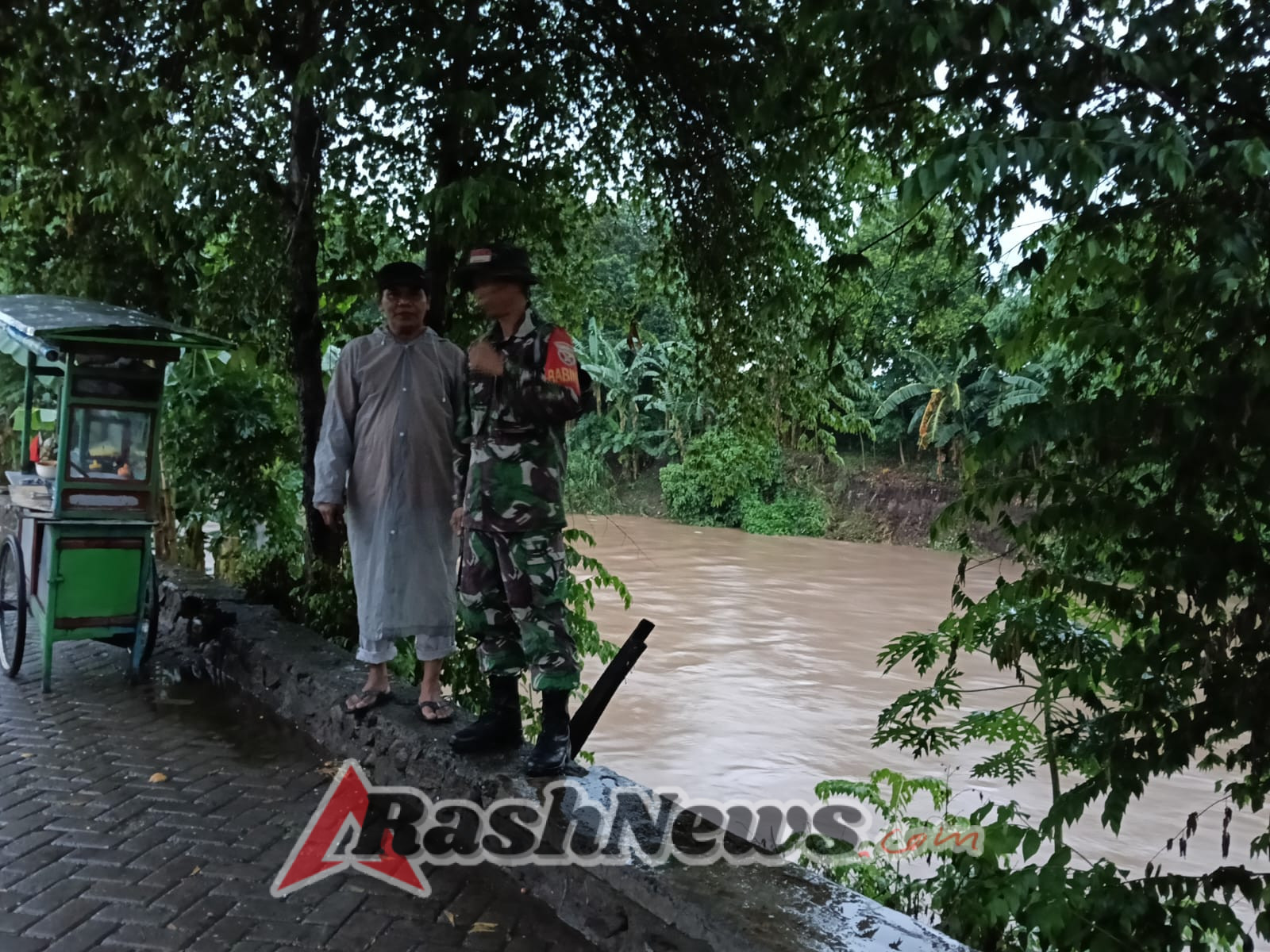 Babinsa Kelurahan Bugis Pantau Kondisi Wilayah Pasca Diguyur Hujan Lebat dan Angin Kencang