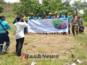 Wujudkan Lingkungan Lestari, Babinsa Lunyuk Rea Bersama Warga Tanam Ribuan Bibit Pohon