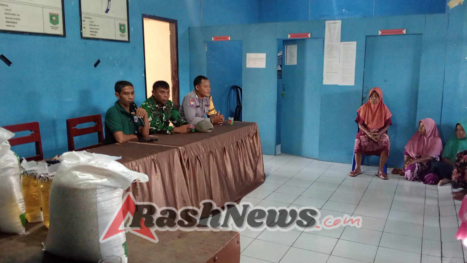 ‎Koramil dan Tiga Pilar Kawal Bantuan Beras & Minyak Goreng kepada 190 KK Desa Luk