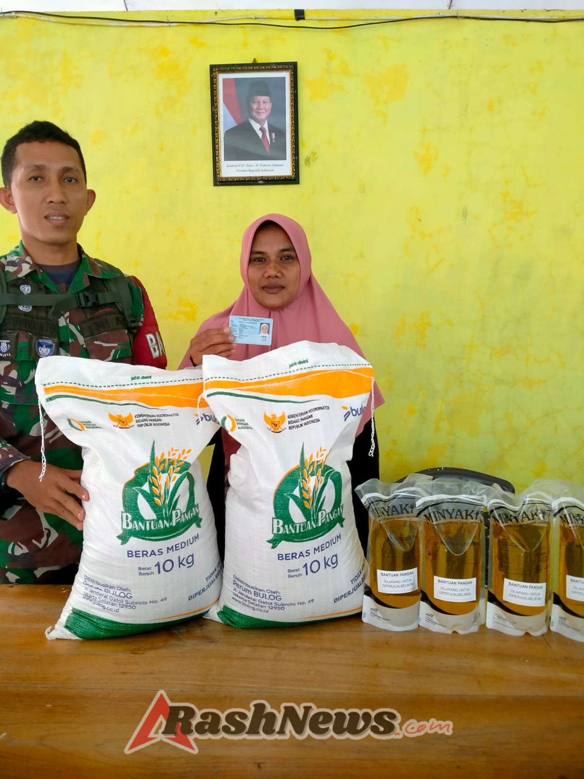 ‎Kehadiran Babinsa Perkuat Pelayanan Pemerintah Desa dalam Pembagian Bantuan Pangan