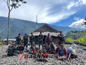 Kesehatan dan Keceriaan  Satgas Yonif 743/PSY untuk Anak-Anak Pruleme