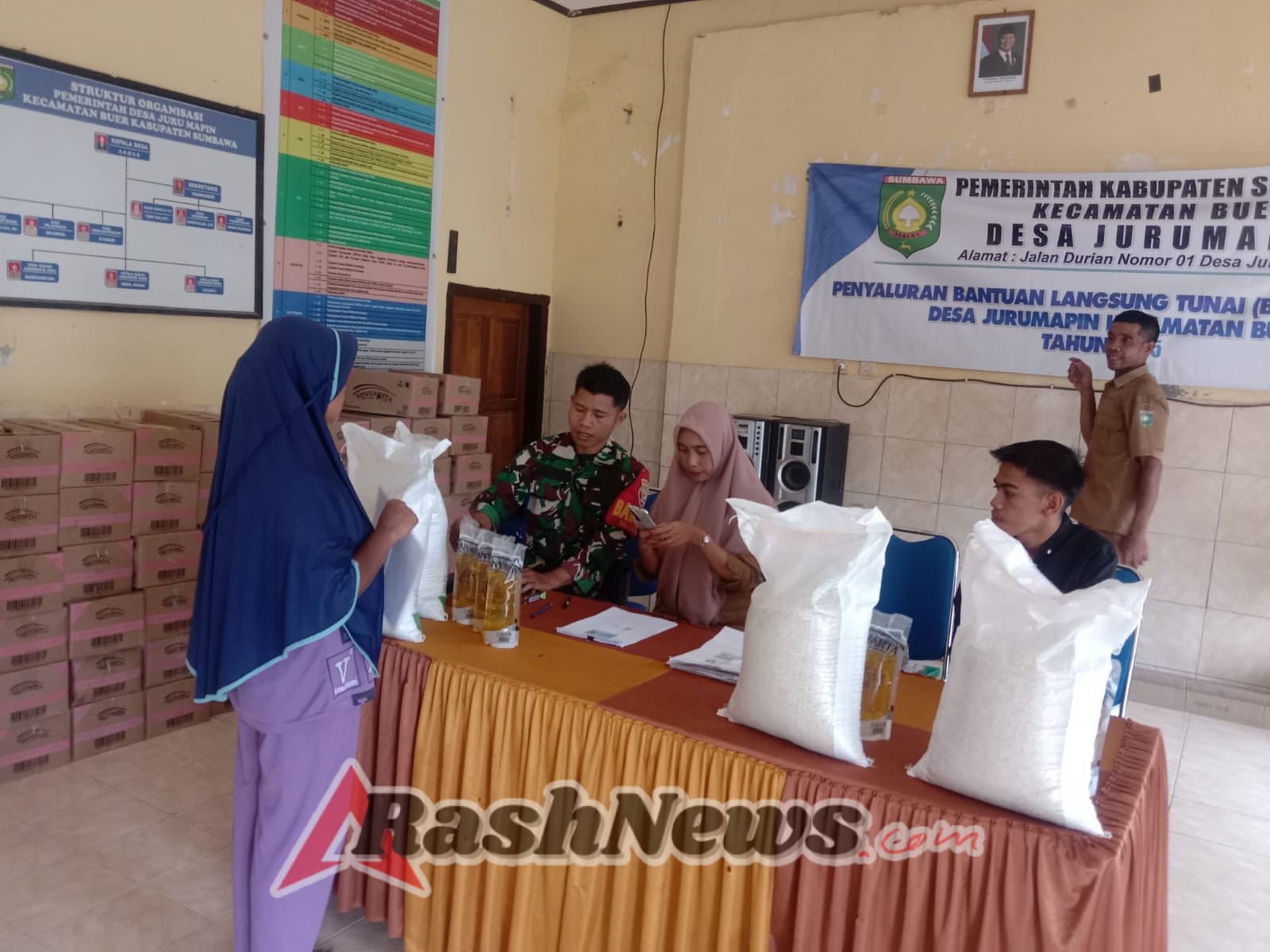 Bantuan Pangan Nasional Tersalurkan Tepat Sasaran Berkat Babinsa dan Pemdes Jurumapin