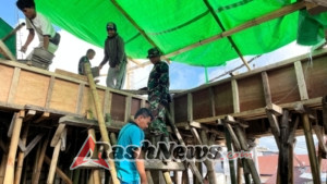 Anggota Kodim 1613/Sumba Barat Gotong Royong Bangun Masjid Baitur Ridwan