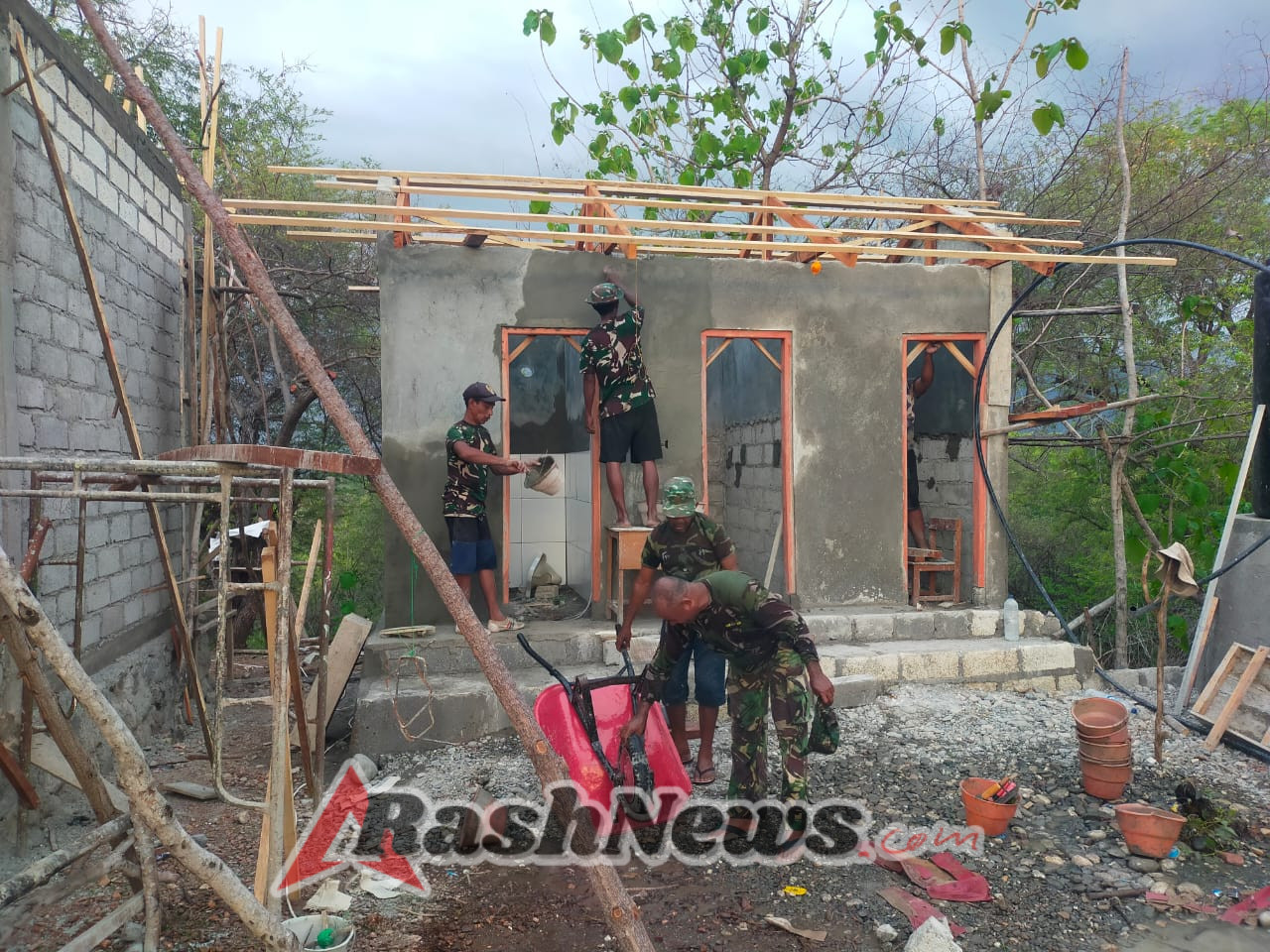 Tim Kodim Kupang Bersama Warga Sukseskan Pembangunan Sekolah