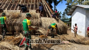 Gotong Royong Pos Lookeu dan Warga Tulatudik, Atap Rumah Adat Berhasil Dipasang