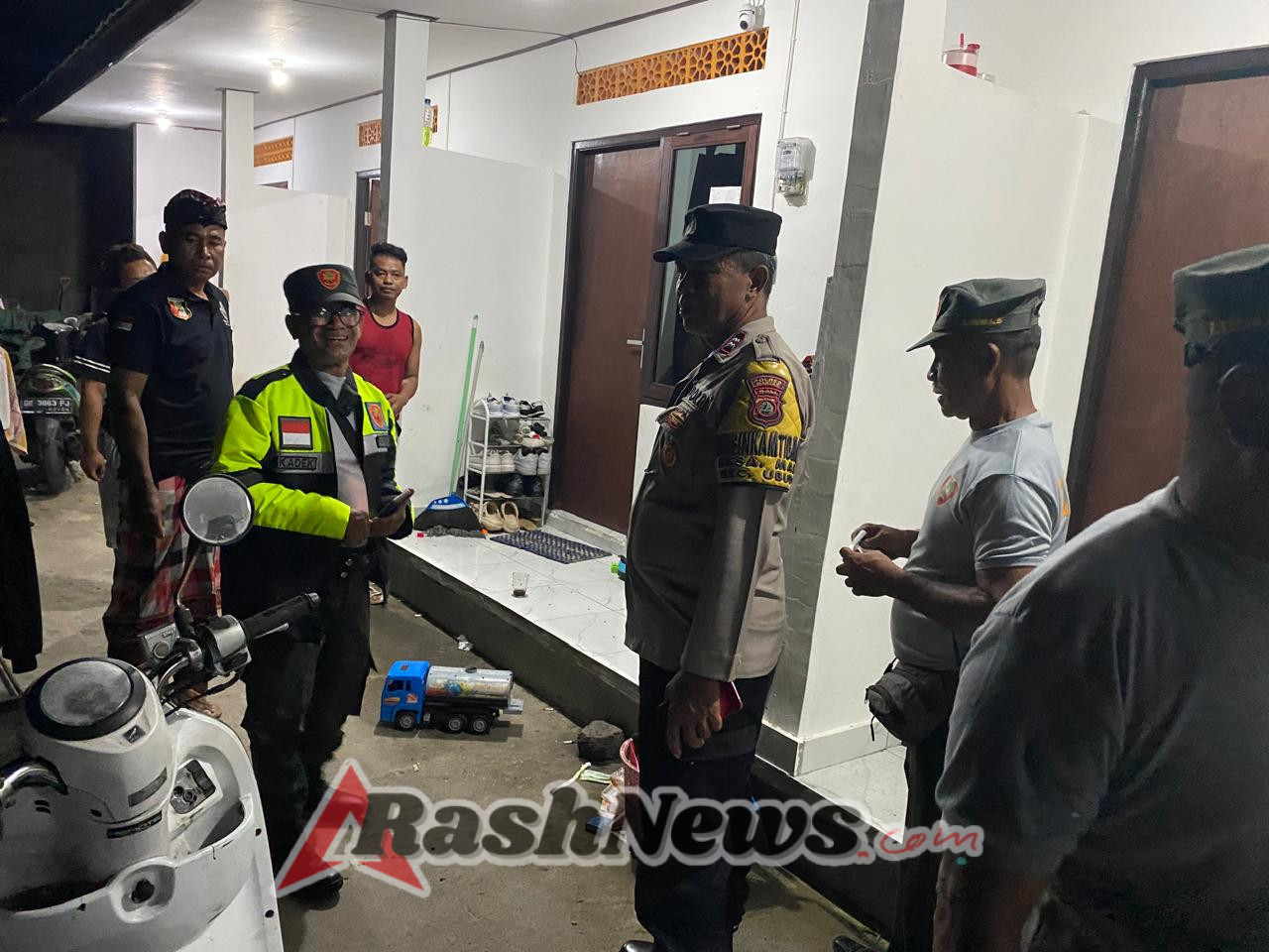 Bhabinkamtibmas Desa Mas Bersama Linmas dan Pecalang Gelar Patroli Dialogis, Pastikan Situasi Kamtibmas Tetap Kondusif