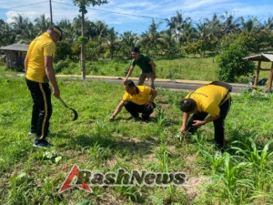 Kapolsek Selemadeg barat pimpin perawatan tanaman Jagung Kuartal ke IV Dalka Mendukung Ketahanan Pangan Nasional di Desa Lumbung