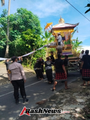 Bhabinkamtibmas dan Pecalang Bersinergi, Pastikan Upacara Pitra Yadnya Ngaben di Desa Buahan Berjalan Aman dan Lancar