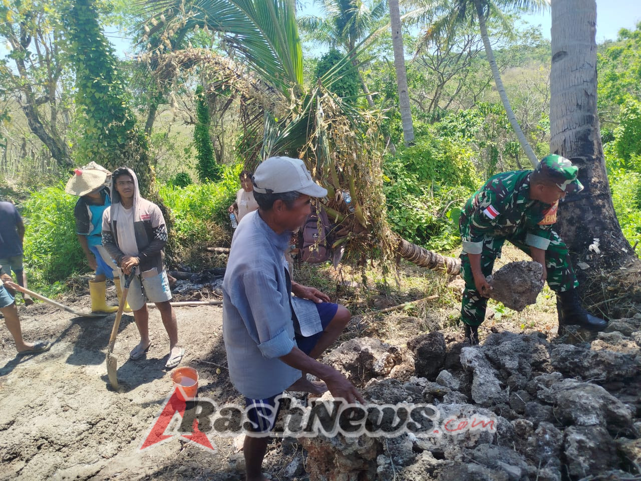 Babinsa Ba’a Bangun Kebersamaan Melalui Kegiatan Karya Bakti Bersama Kelompok Tani