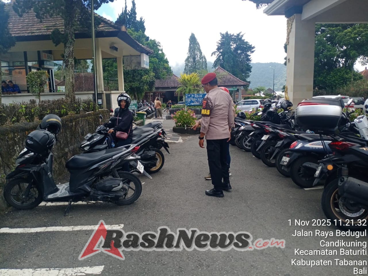 Atensi Kemacetan dan Laka, Polsek Baturiti Gelar Personil  Untuk Laksanakan Strong Point dan pengamanan jalur DTW  Ulundanu