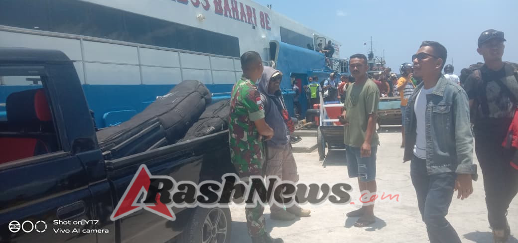 Sinergi Babinsa dan Pihak Pelabuhan, Awasi Mobilitas Penumpang di Pelabuhan Ba’a
