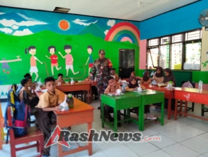 Babinsa Bantu Sukseskan Program MSG di Sumbawa Barat