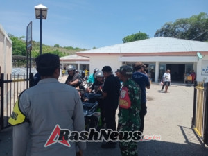 Babinsa Rote Ndao Ingatkan Penumpang Jaga Keamanan Diri dan Barang Bawaan di Pelabuhan Feri