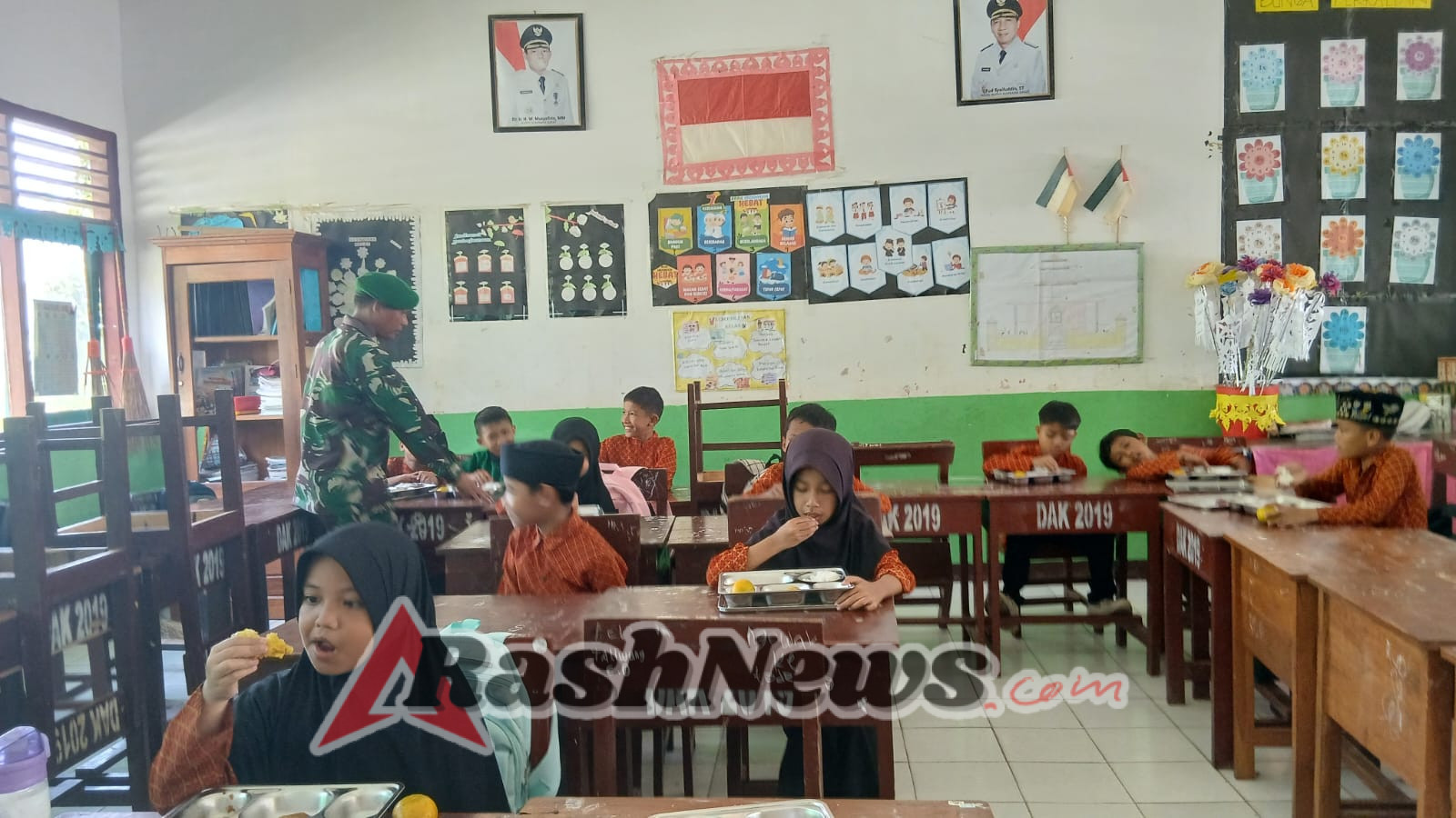 Babinsa Kelurahan Kuang Turun Langsung Pastikan Program MSG Berjalan Lancar di Sekolah