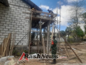 Babinsa Koramil 1627-03/Batutua Aktif Lakukan Monitoring Sekaligus Bantu Pembangunan Rumah Warga