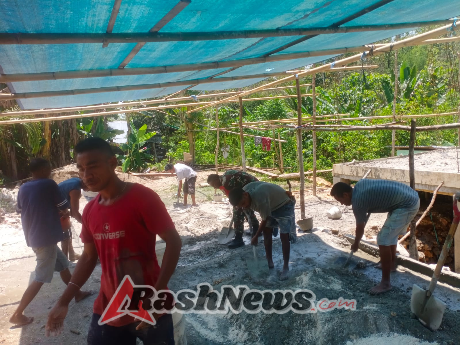 Semangat Kemanunggalan, Babinsa Kodim 1613/Sumba Barat Turun Bantu Warga