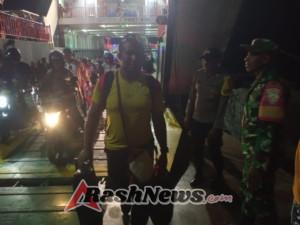 Pengamanan Ketat Babinsa Sertu Andre T Saat Kedatangan KM Garda Maritim 3 di Pantai Baru