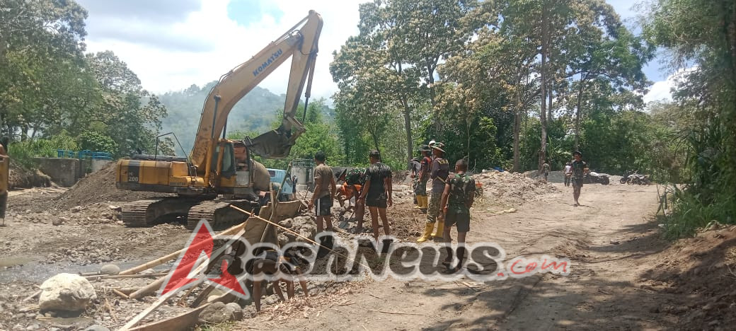 Sinergitas TNI dan Rakyat Terlihat di Pengecoran Bendungan Panondiwal TMMD ke-126