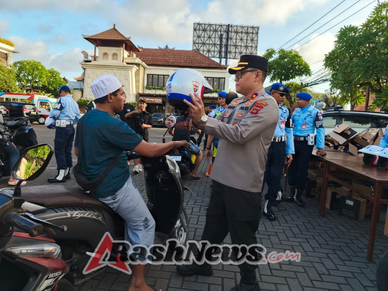 Sinergitas TNI–Polri, POM AU dan Polsek Kuta Bagikan Helm Gratis di Hari Jadi ke-79 Polisi Militer AU