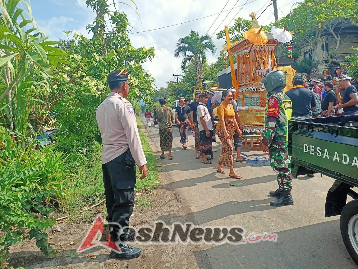 Babinsa Kodim 1617/Jembrana Pimpin Pengamanan Ngaben, Tunjukkan Sinergi Kuat dengan Unsur Adat