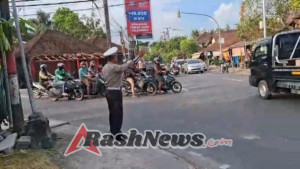 Hadirkan Rasa Aman Di Jalan Raya, Polsek Abiansemal Laksanakan Pengaturan Lalin Saat Jam Pulang Kerja