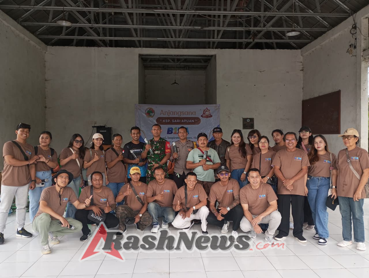 Jaga ketertiban dan keamanan, Babinsa 1623-03/Rendang  laksanakan pengawalan penyerahan bantuan sembako.