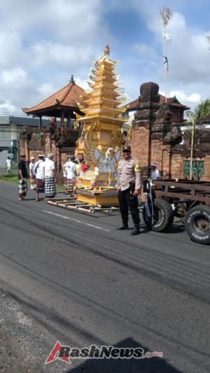 Bhabinkamtibmas Desa Peken Belayu Polsek Marga Pengamanan Upacara Pitra Yadnya