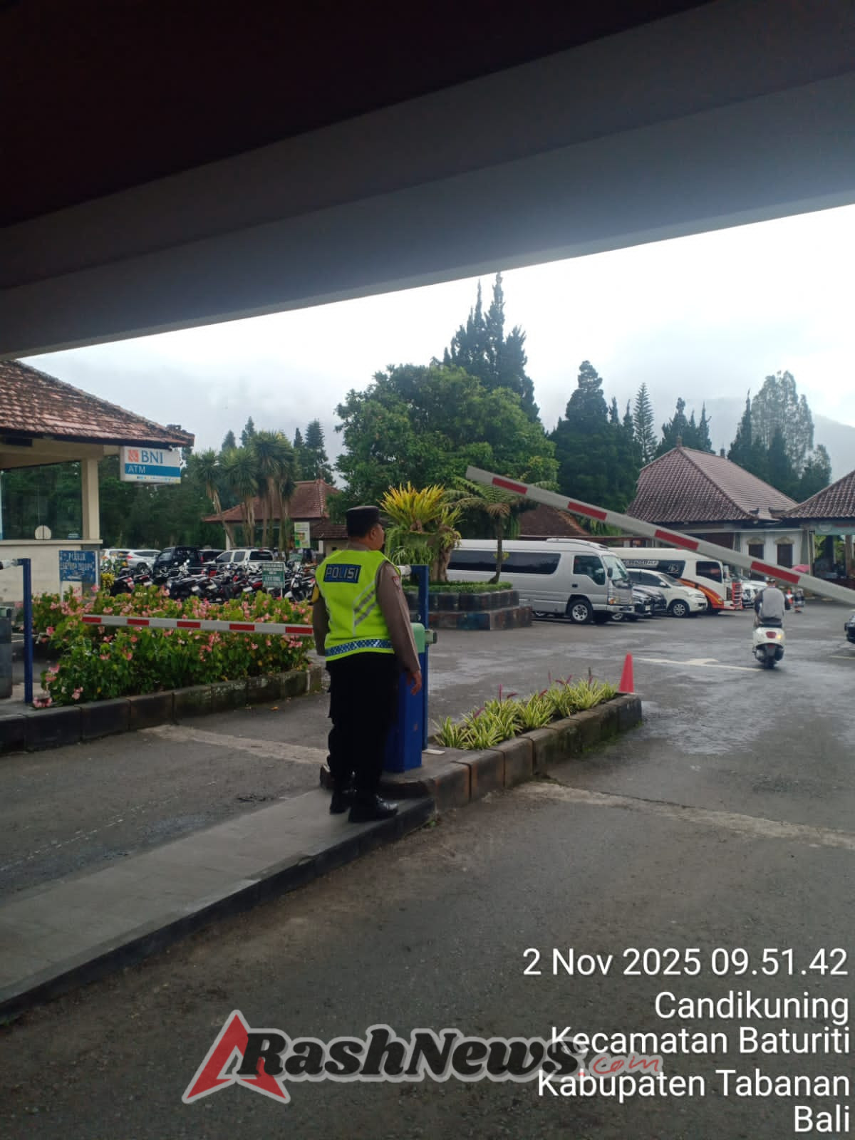 Atensi Kemacetan dan Laka, Polsek Baturiti Gelar Personil  Untuk Laksanakan Strong Point dan pengamanan jalur  obyek wisata