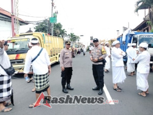 Bhabinkamtibmas Kelurahan Cempaga Bersinergi dengan Pecalang Mengamankan Kegiatan Keagamaan di Lingkungan Br Pande