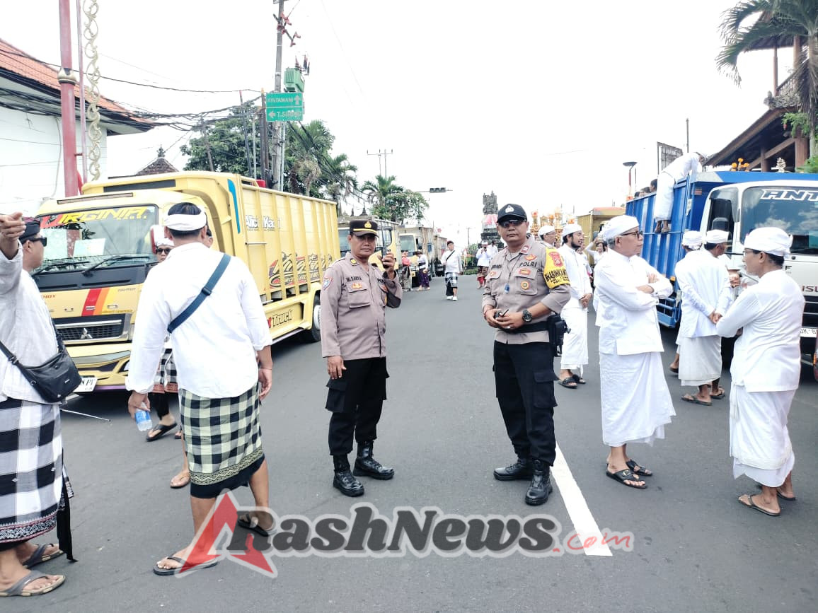 Bhabinkamtibmas Kelurahan Cempaga Bersinergi dengan Pecalang Mengamankan Kegiatan Keagamaan di Lingkungan Br Pande