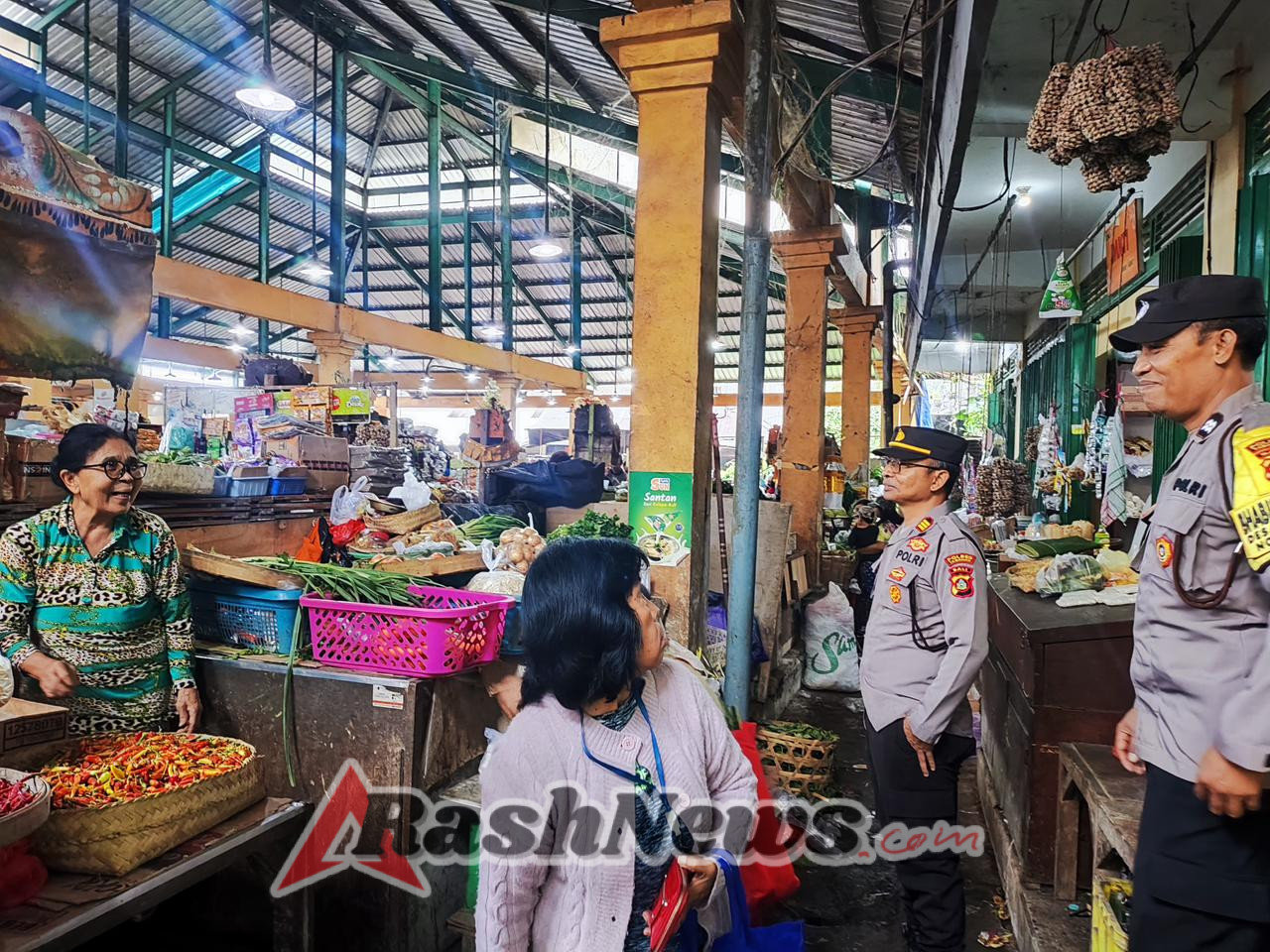 Polsek Pupuan Sambangi Pedagang di Pasar Umum Pupuan, Pantau Stabilitas Harga Pangan di Masyarakat