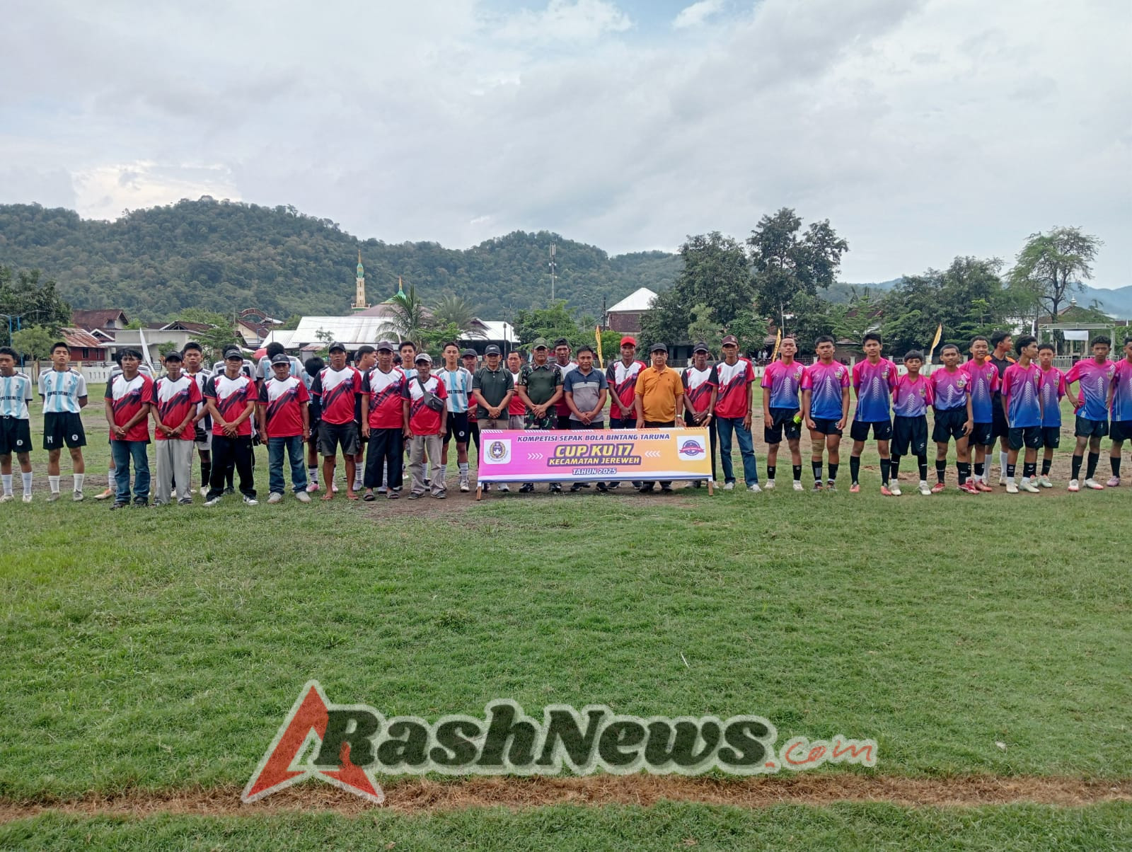 Sinergi TNI dan Pemerintah Daerah, Babinsa Jereweh Amankan Pembukaan Turnamen Sepak Bola Antar Pemuda