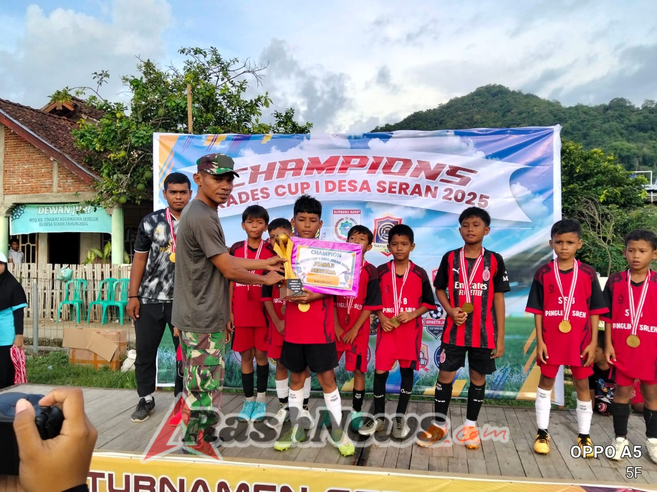 Babinsa Desa Seran Hadiri Penutupan Turnamen U-10 dan U-12, Wujud Dukungan Terhadap Olahraga Anak Usia Dini