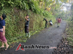 Pererat Kebersamaan, Babinsa Desa Bebalang dan Warga Kompak Gotong Royong di Jalan Menuju Pura