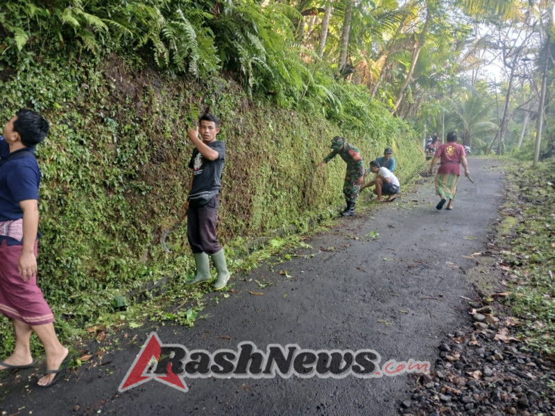 Pererat Kebersamaan, Babinsa Desa Bebalang dan Warga Kompak Gotong Royong di Jalan Menuju Pura