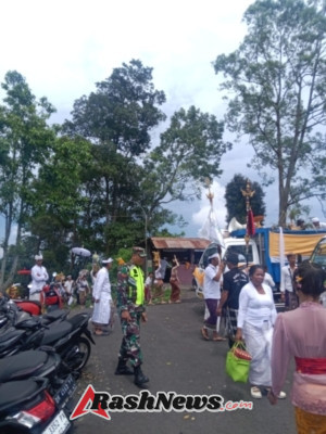 Ciptakan Suasana Aman dan Khidmat, Babinsa Dausa Kawal Upacara Melasti Ide Sesunan ke Pura Ponjok Batu