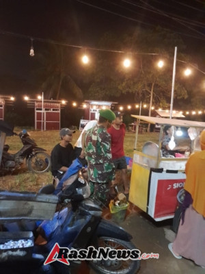 Tingkatkan Rasa Aman, Babinsa Sekongkang Pantau Situasi Wilayah Binaan di Malam Hari