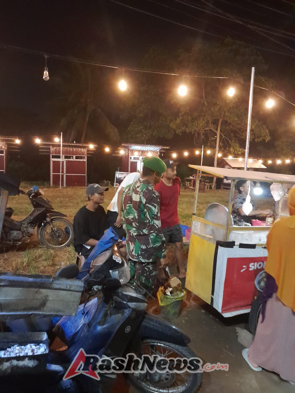 Tingkatkan Rasa Aman, Babinsa Sekongkang Pantau Situasi Wilayah Binaan di Malam Hari