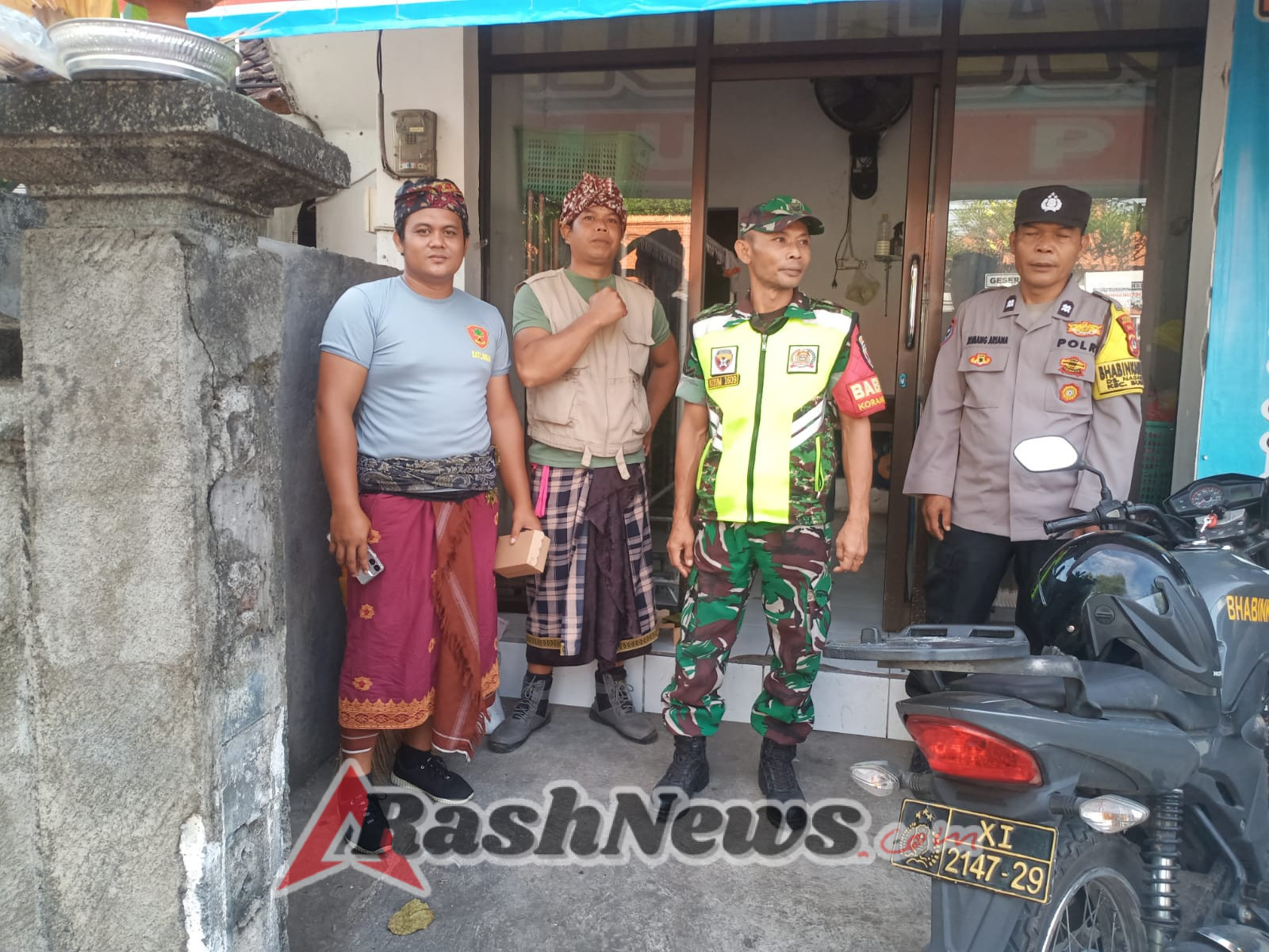 Babinsa Nagasepaha Bersama Masyarakat Jaga Tradisi dan Keamanan dalam Prosesi Melasti