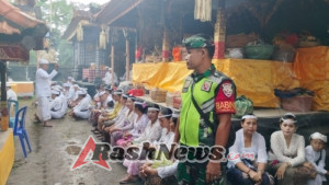 TNI Hadir di Tengah Umat: Babinsa Pekutatan Jaga Kelancaran Upacara Melasti di Pantai Pulukan