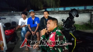 ‎Tingkatkan Kepedulian Sosial, Babinsa Koramil Aikmel Sambangi Warga Saat Patroli