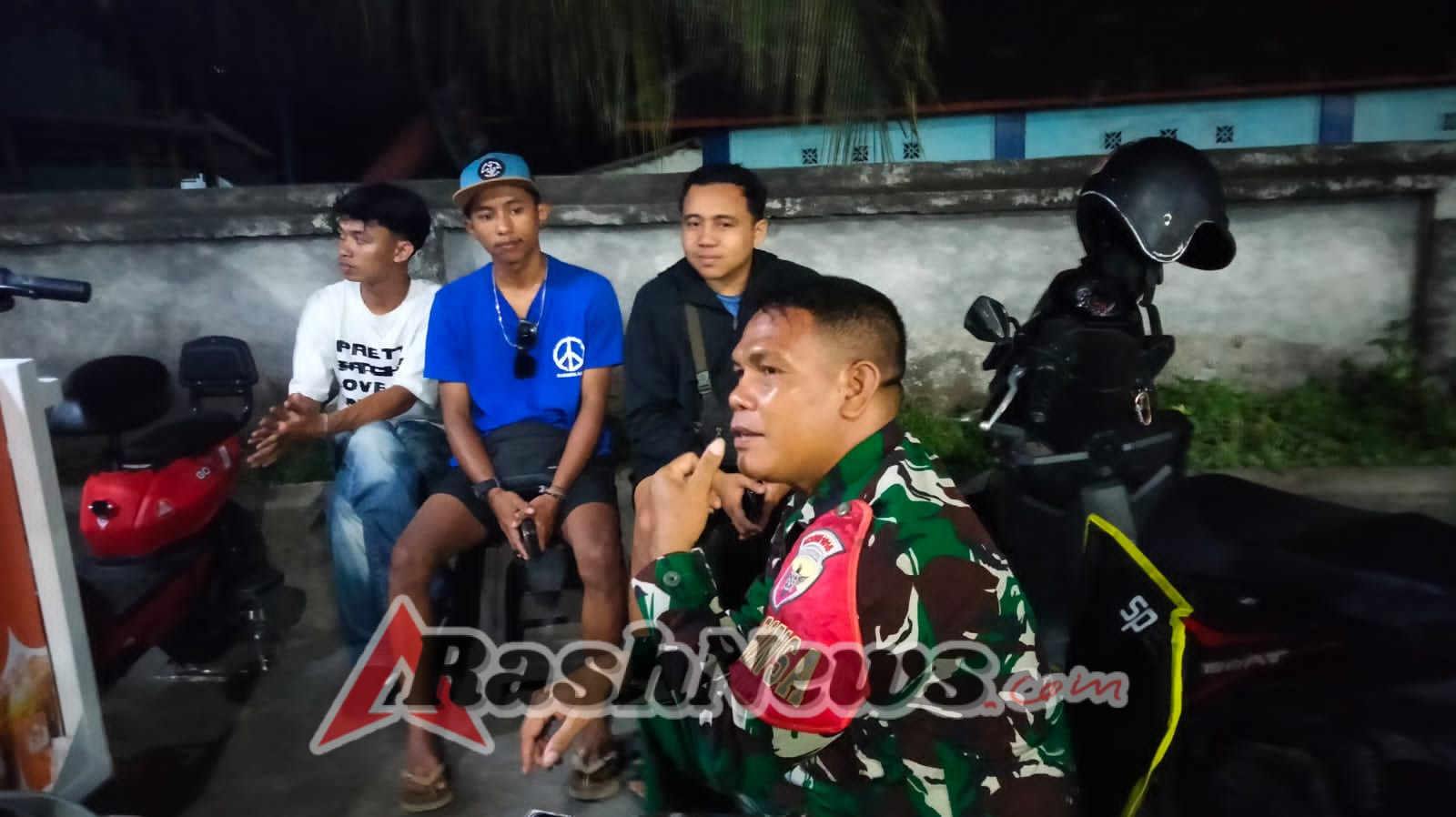 ‎Tingkatkan Kepedulian Sosial, Babinsa Koramil Aikmel Sambangi Warga Saat Patroli
