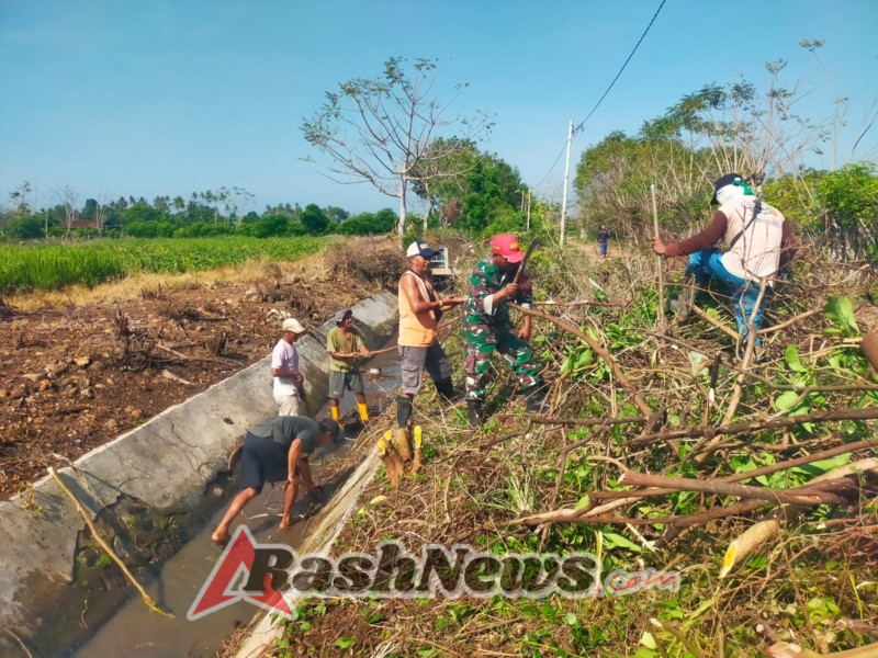 Guyub dan Peduli Lingkungan, Babinsa Hu’u Ajak Warga Bersihkan Saluran Air