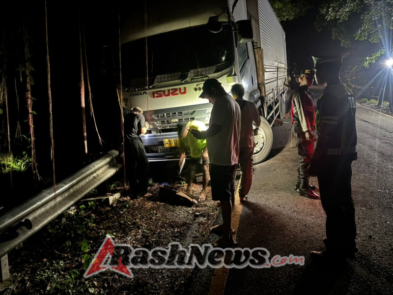 Pawas Polsek Seltim  pimpin pengaturan lalu lintas Truk Pecah Ban di Jembatan Pucuk Bantas