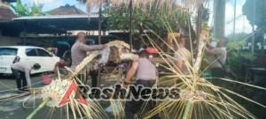 Anggota Polsek Sidemen Melaksanakan Giat Ngayah Pura Padmasana, Menjelang Upacara Piodalan