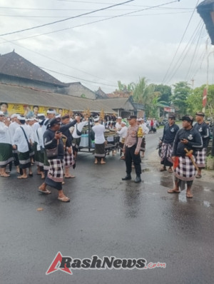 Kapolsek Banjarangkan Pimpin Pengamanan Kegiatan Melasti Rangkaian Karya Ngusaba Jagat Pura Agung Kentel Gumi.