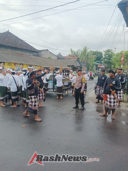 Kapolsek Banjarangkan Pimpin Pengamanan Kegiatan Melasti Rangkaian Karya Ngusaba Jagat Pura Agung Kentel Gumi.