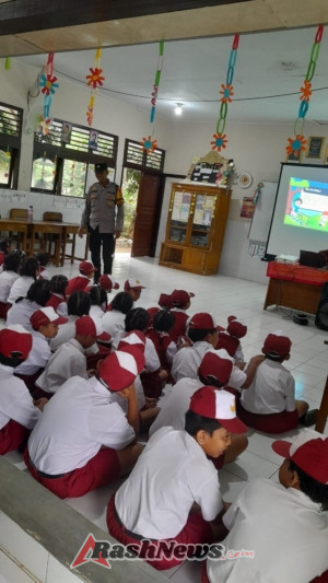 Police Goes to School Bhabinkamtibmas Desa Timpag Berikan pemahaman Bullying/perundungan kepada siswa SD Timpag.