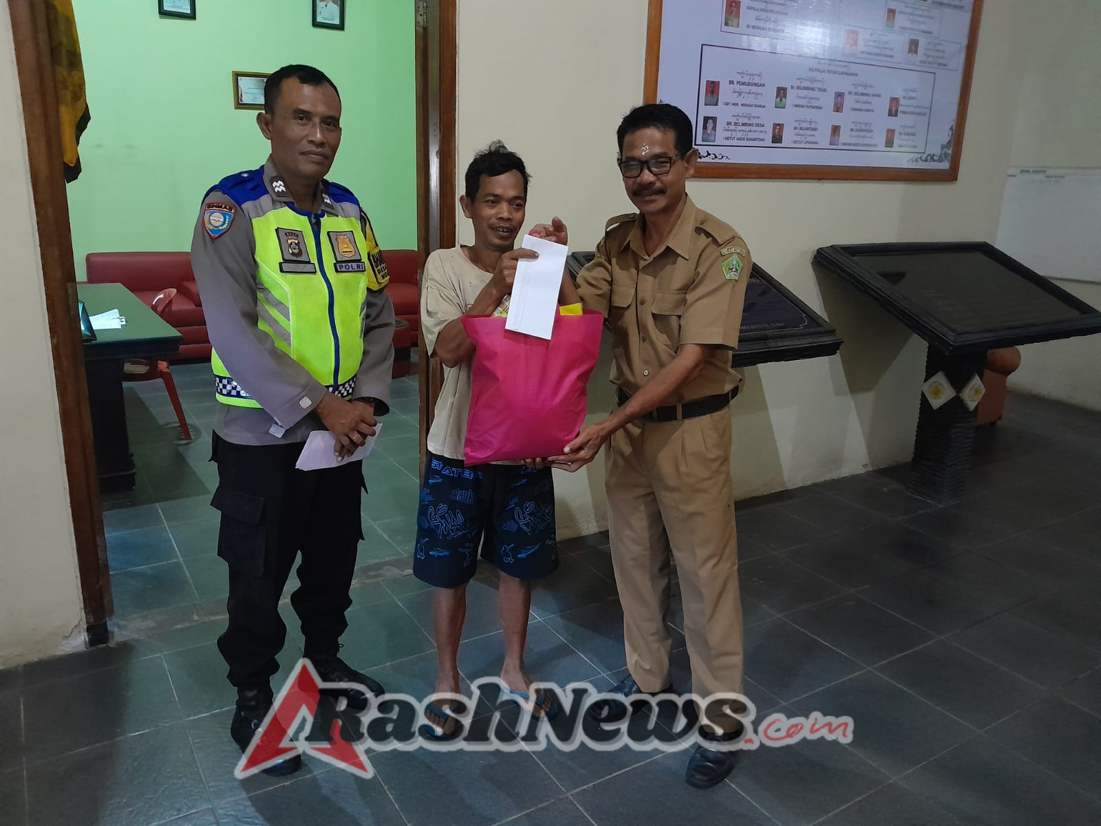 Penyaluran Bantuan Tali Asih Dari Bapak Kapolres Tabanan Kepada Warga Penyandang Disabilitas di Desa Belimbing