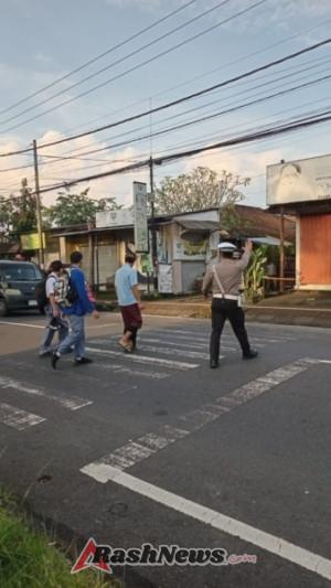 Polres Bangli Laksanakan Pengaturan Arus Lalu Lintas si Pagi Hari untuk Ciptakan Situasi Aman dan Tertib